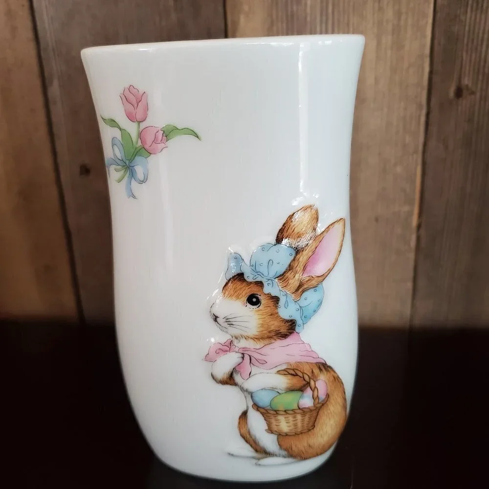 Sweet small vintage Easter‎ bunny vase, made in Japan 3D raised bunny 5.5
